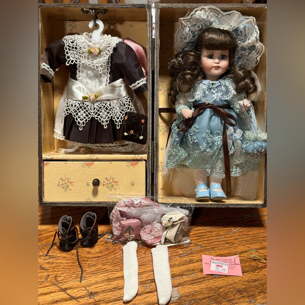 BRAND NEW & NEVER USED Trudy Traveler Doll & Wooden Wardrobe Trunk Clothes